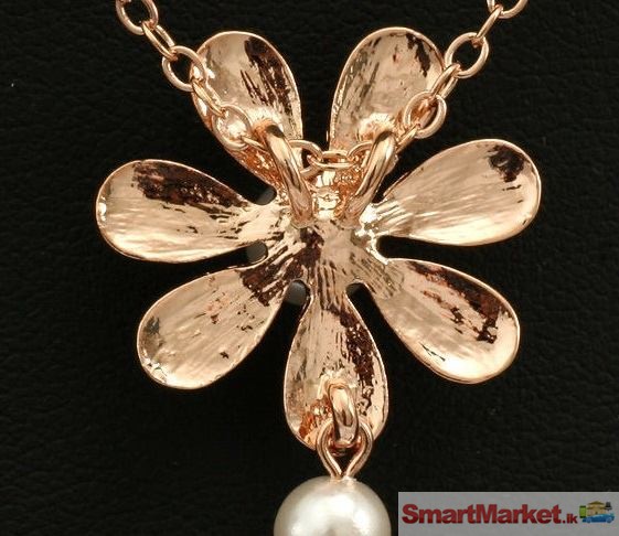 Pearl Flower Pendant Necklace
