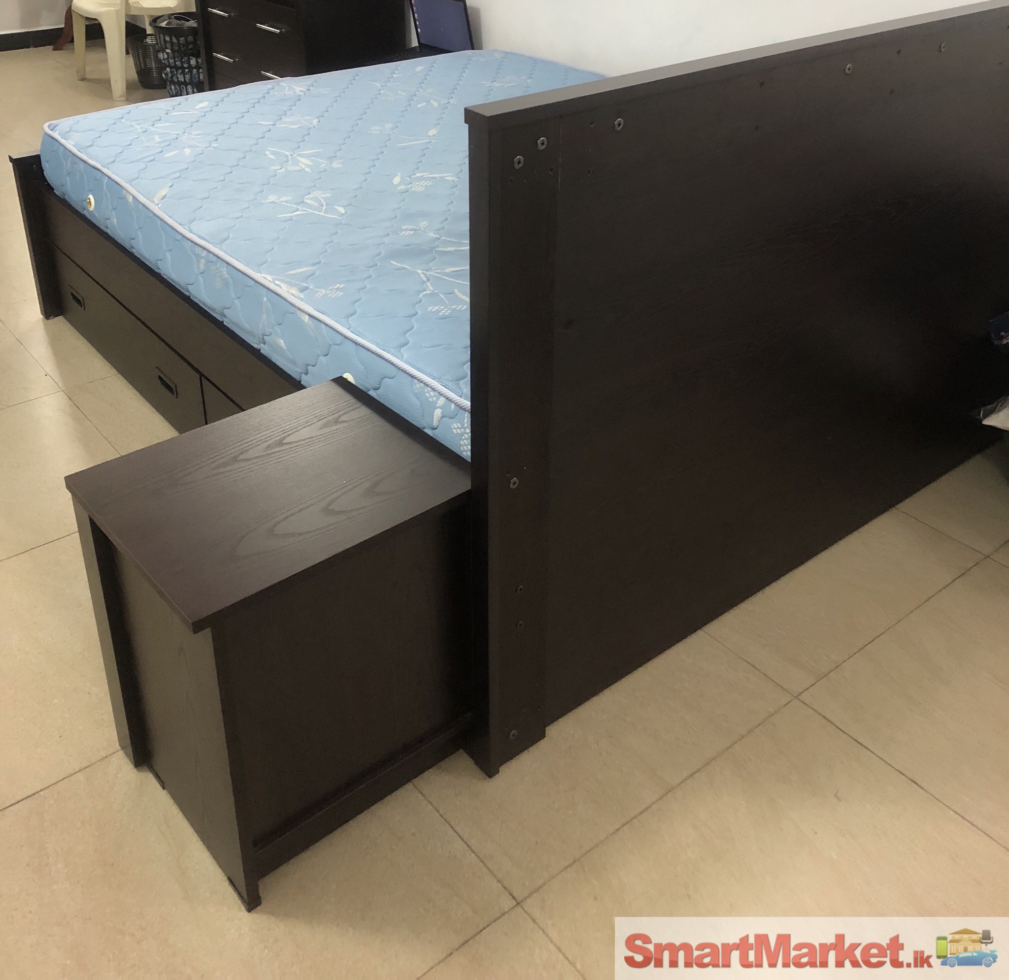 Bed with mattress and side drawer