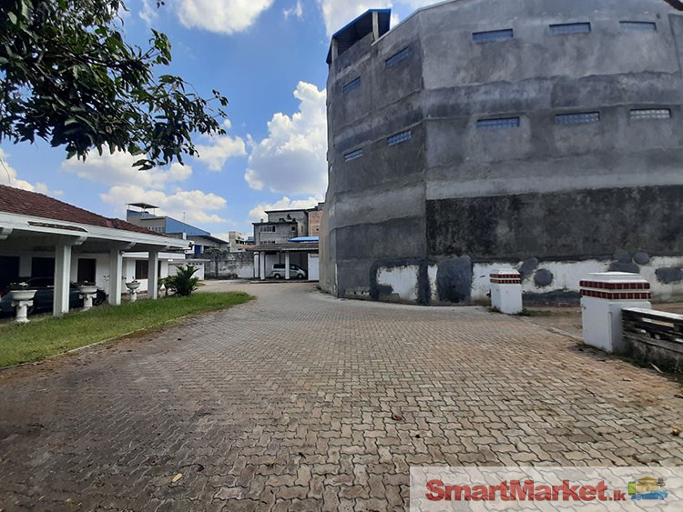 Prime Commercial Building for Long term Lease in Ja-Ela, facing Negombo road.