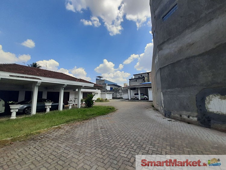 Prime Commercial Building for Long term Lease in Ja-Ela, facing Negombo road.